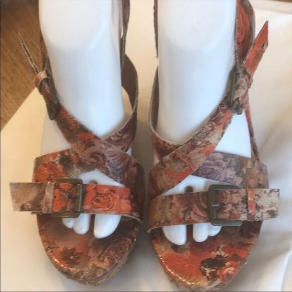 NAUGHTY MONKEY ORANGE FLORAL WEDGE SANDALS… - Picture 2 of 9